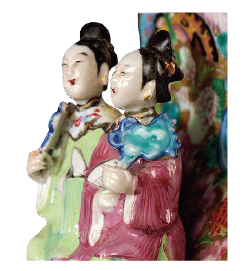 圖為清道光廣彩開(kāi)光花蝶人物紋雙人耳方口扁瓶細(xì)節(jié)圖，此瓶雙耳是東方仕女造型，蓋紐是西方圣母造型，這種中西組合的造型十分少見(jiàn)，反映出當(dāng)時(shí)中西文化的交流和融合。（來(lái)源：廣州十三行博物館）